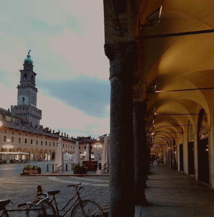 La Via Per Milano Hotel Vigevano Buitenkant foto